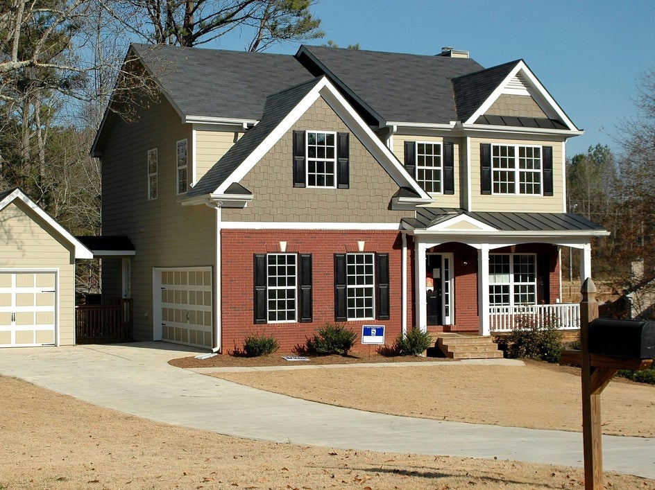 After: The same exterior shot with the sign removed, resulting in a cleaner and more appealing view of the home.